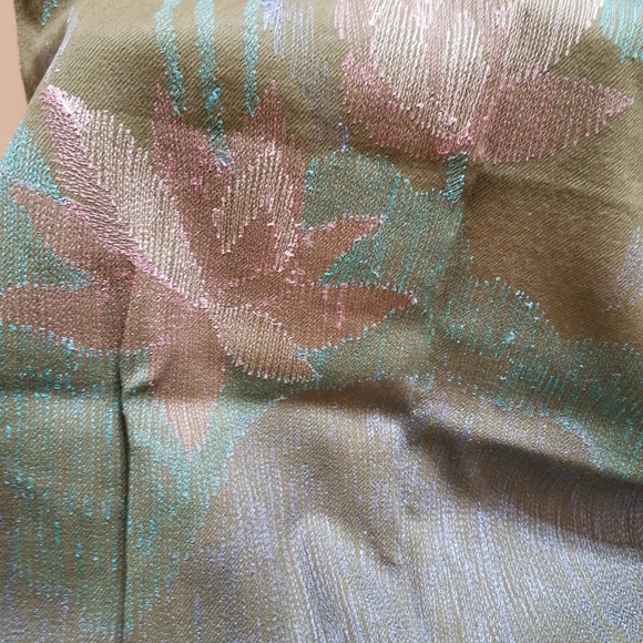 Metropolitan Museum of Art Embroidered Muted Floral Pattern Wrap - Picture 3 of 4